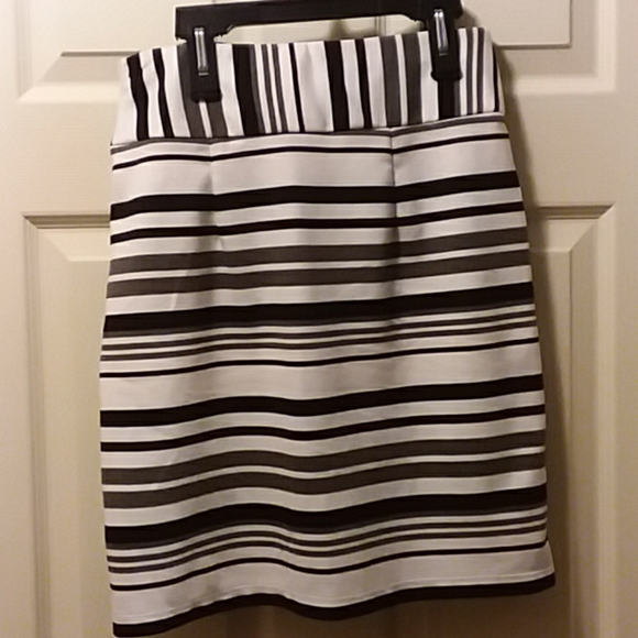 🎈Cabi Grandstand Striped Tie Front Skirt   (152) - Picture 2 of 7